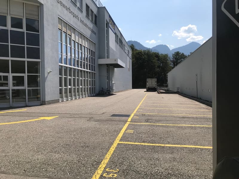 genügend Parkplätze und Tiefgarage um das ganze Gebäude
