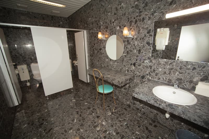 Équipement de bureau généreux dans un excellent emplacement de transport avec atrium (33)