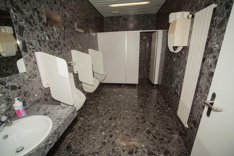 Équipement de bureau généreux dans un excellent emplacement de transport avec atrium (34)