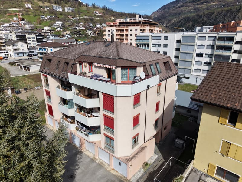 Grosszügige Attikawohnung mit Privatlift und sonniger Terrasse in Naters (3)