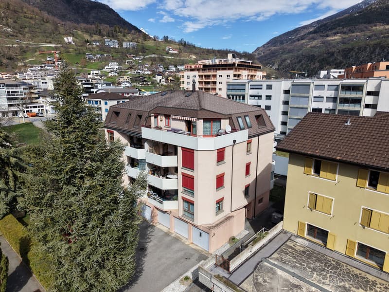 Grosszügige Attikawohnung mit Privatlift und sonniger Terrasse in Naters (4)