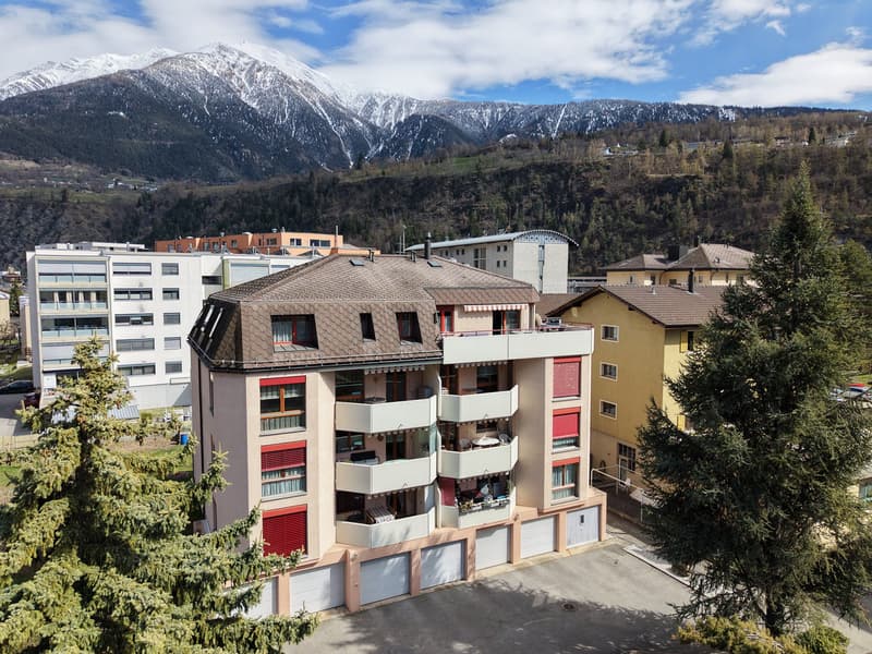 Grosszügige Attikawohnung mit Privatlift und sonniger Terrasse in Naters (1)