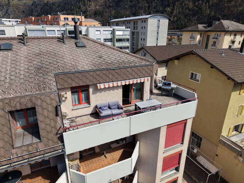 Grosszügige Attikawohnung mit Privatlift und sonniger Terrasse in Naters (2)
