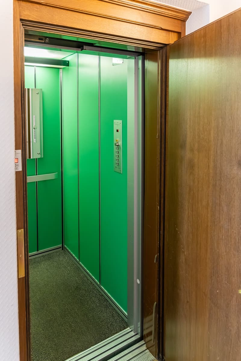 Grosszügige Attikawohnung mit Privatlift und sonniger Terrasse in Naters (38)