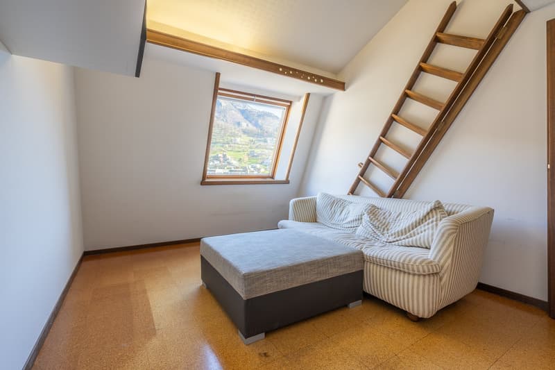 Grosszügige Attikawohnung mit Privatlift und sonniger Terrasse in Naters (5)