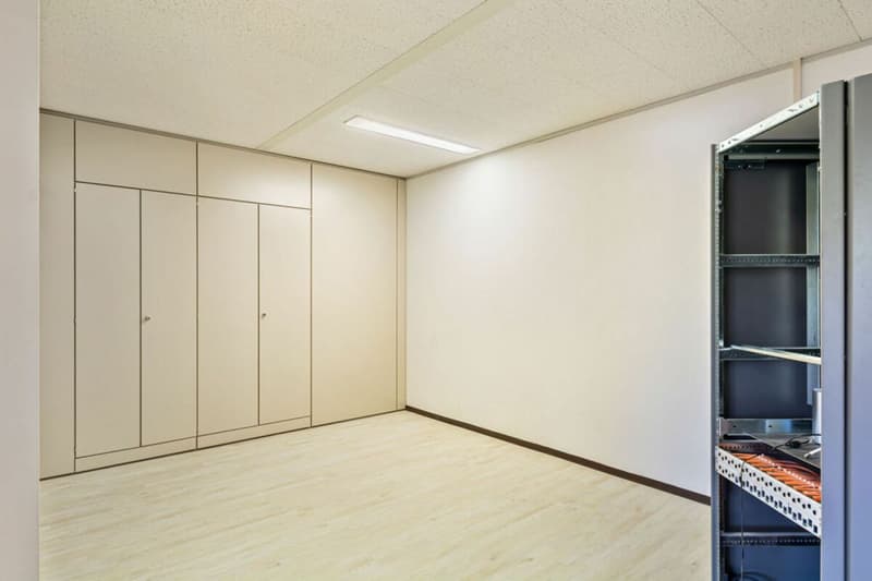 St-Blaise, surface commerciale de 186 m2 avec places de parc (10)