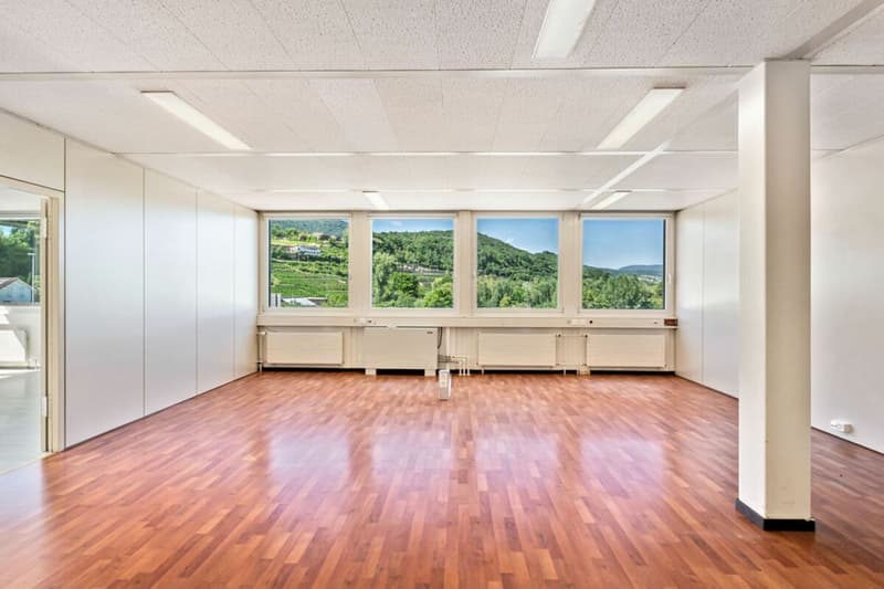 St-Blaise, surface commerciale de 186 m2 avec places de parc (2)