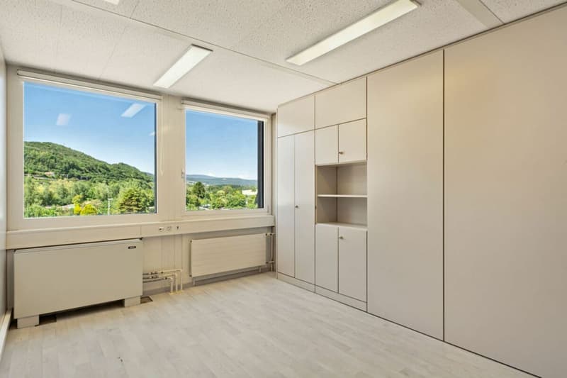 St-Blaise, surface commerciale de 186 m2 avec places de parc (7)