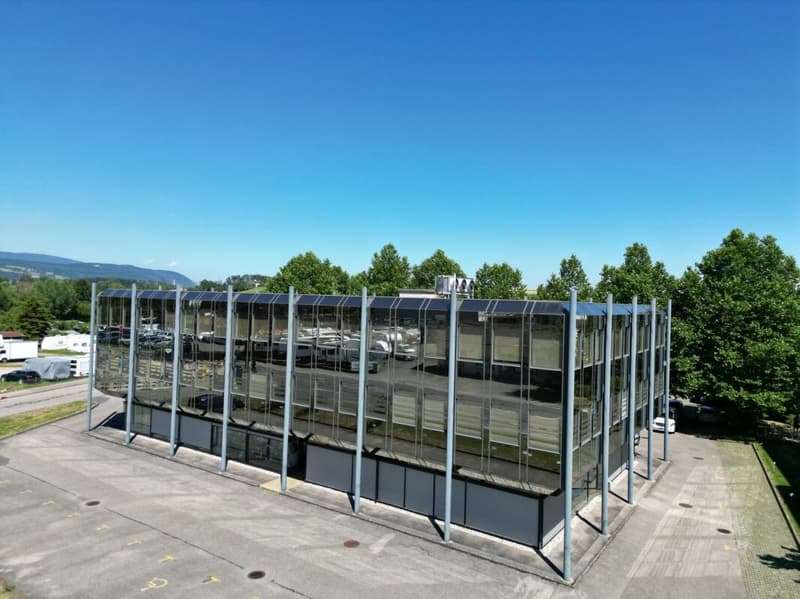 St-Blaise, surface commerciale plain-pied de 207 m2, places de parc (2)