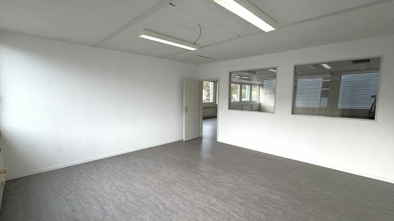 St-Blaise, surface commerciale de 140 m2 avec places de parc (7)