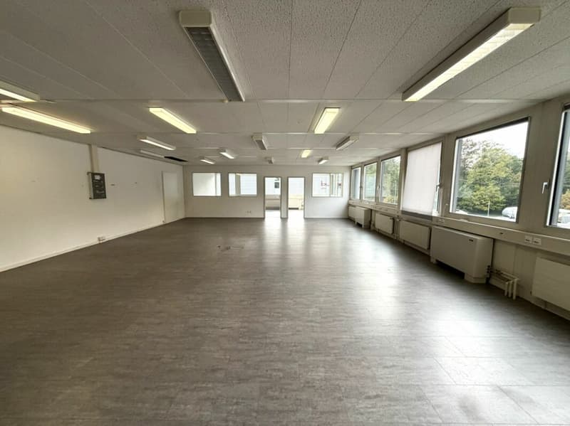St-Blaise, surface commerciale de 140 m2 avec places de parc (6)