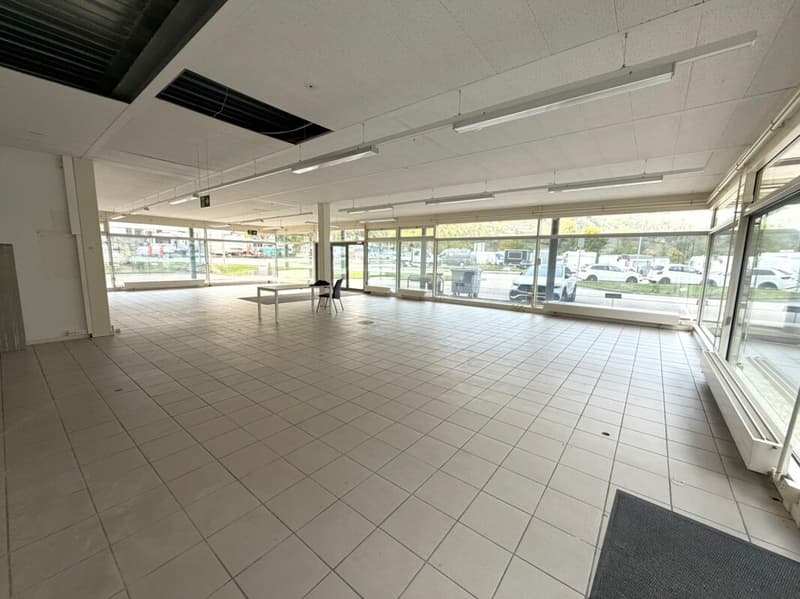 St-Blaise, surface commerciale modulable de plain-pied de 207 m2, places de parc (2)