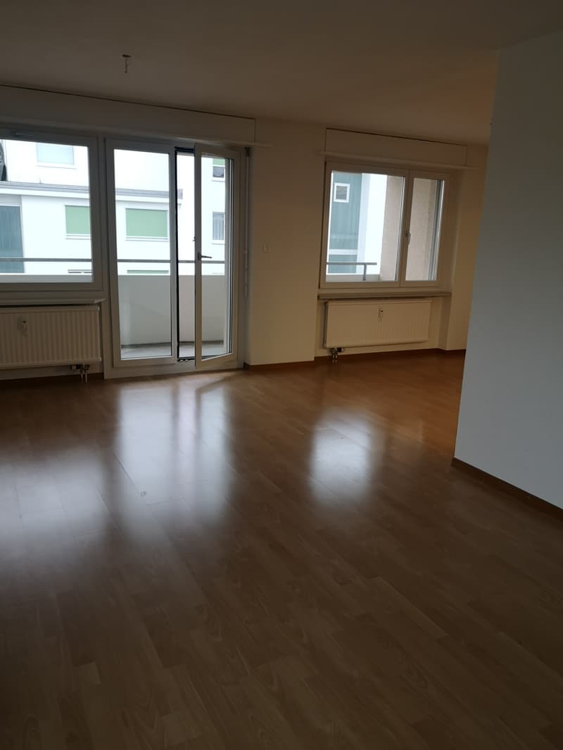grosses Wohnzimmer mit Balkonzugang