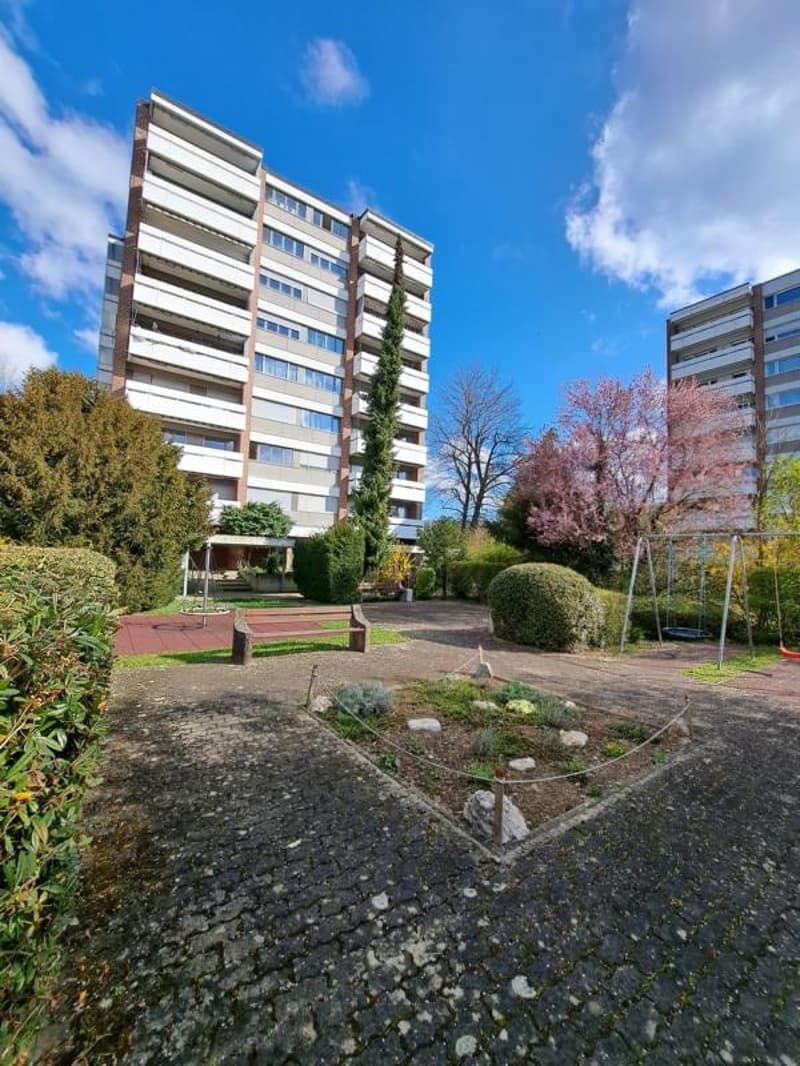 Charmante 4.5-Zimmer-Wohnung mit Balkon und schöner Aussicht in Therwil (15)