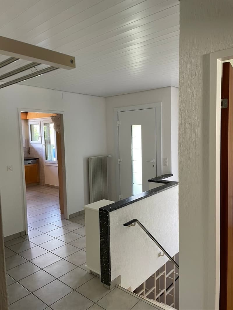 Blick vom Entrée in Küche und UG