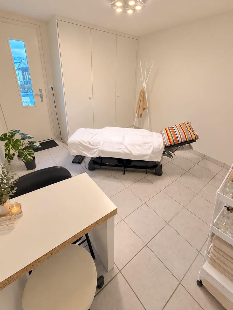 Espace polyvalent avec table de massage et accès indépendant
