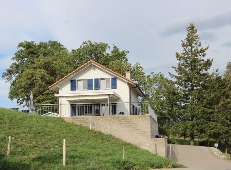 Maison individuelle avec terrasse et vue sur la campagne.