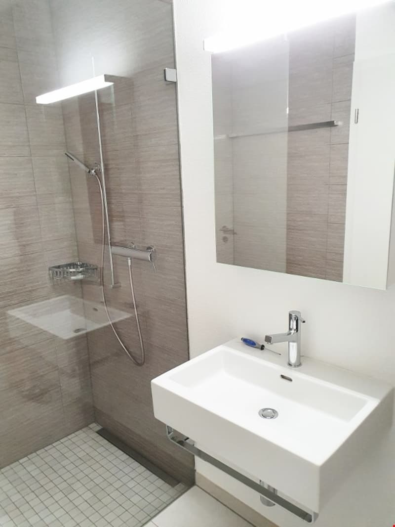 Kleines Bad mit Dusche