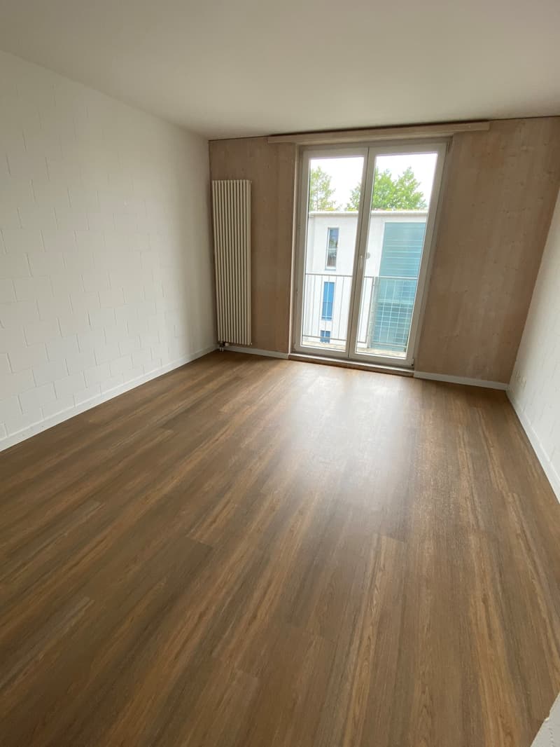 Schlafzimmer mit bodentiefen Fenster
