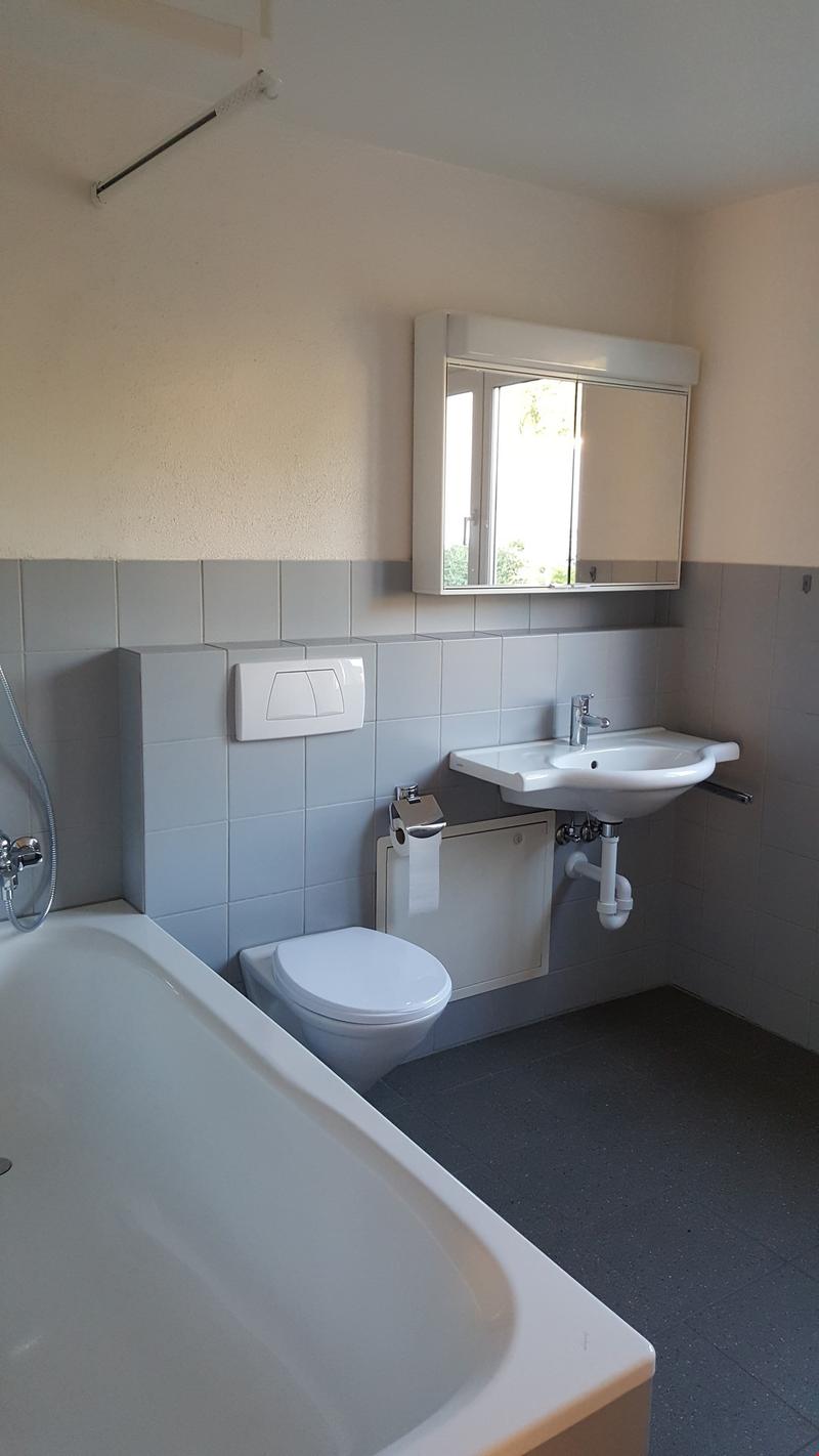 Badezimmer mit Fenster und eigenem Waschturm