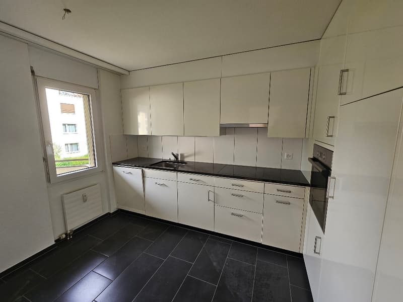 Geräumige Küche mit Platz für einen Frühstückstisch