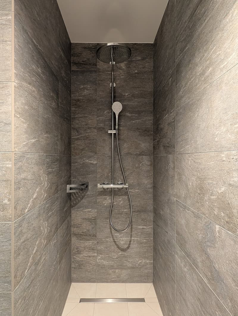 Begehbare Dusche mit Regenduschkopf