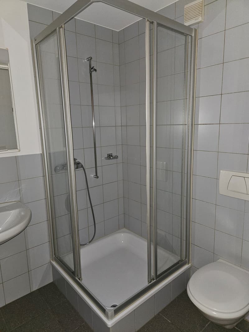 Dusche mit WC und Waschturm