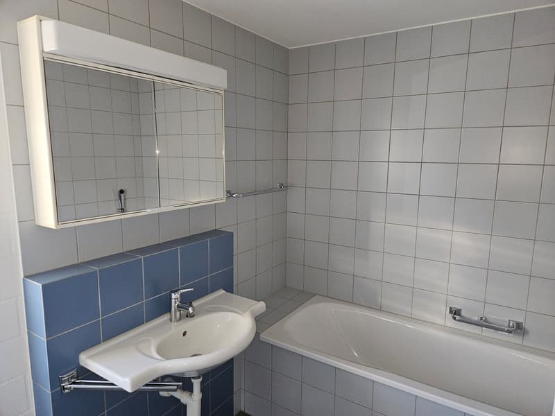 Badezimmer mit WC und Fenster