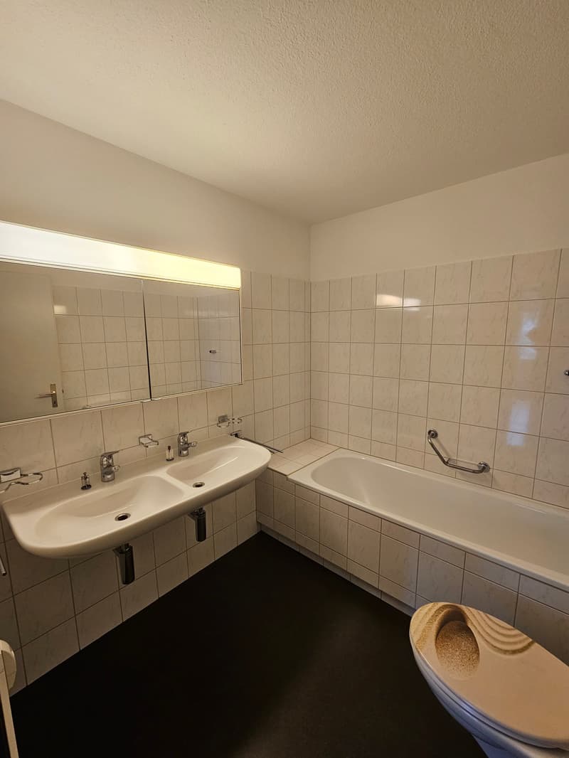 Nasszelle mit Badewanne und WC
