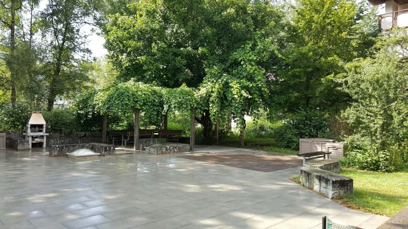Aussenbereich mit Schachfeld, Pergola, Tischtennistisch und Grillstelle