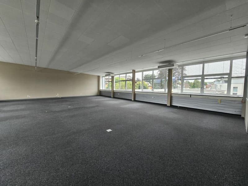 Versatile commercial space in central location (2)
