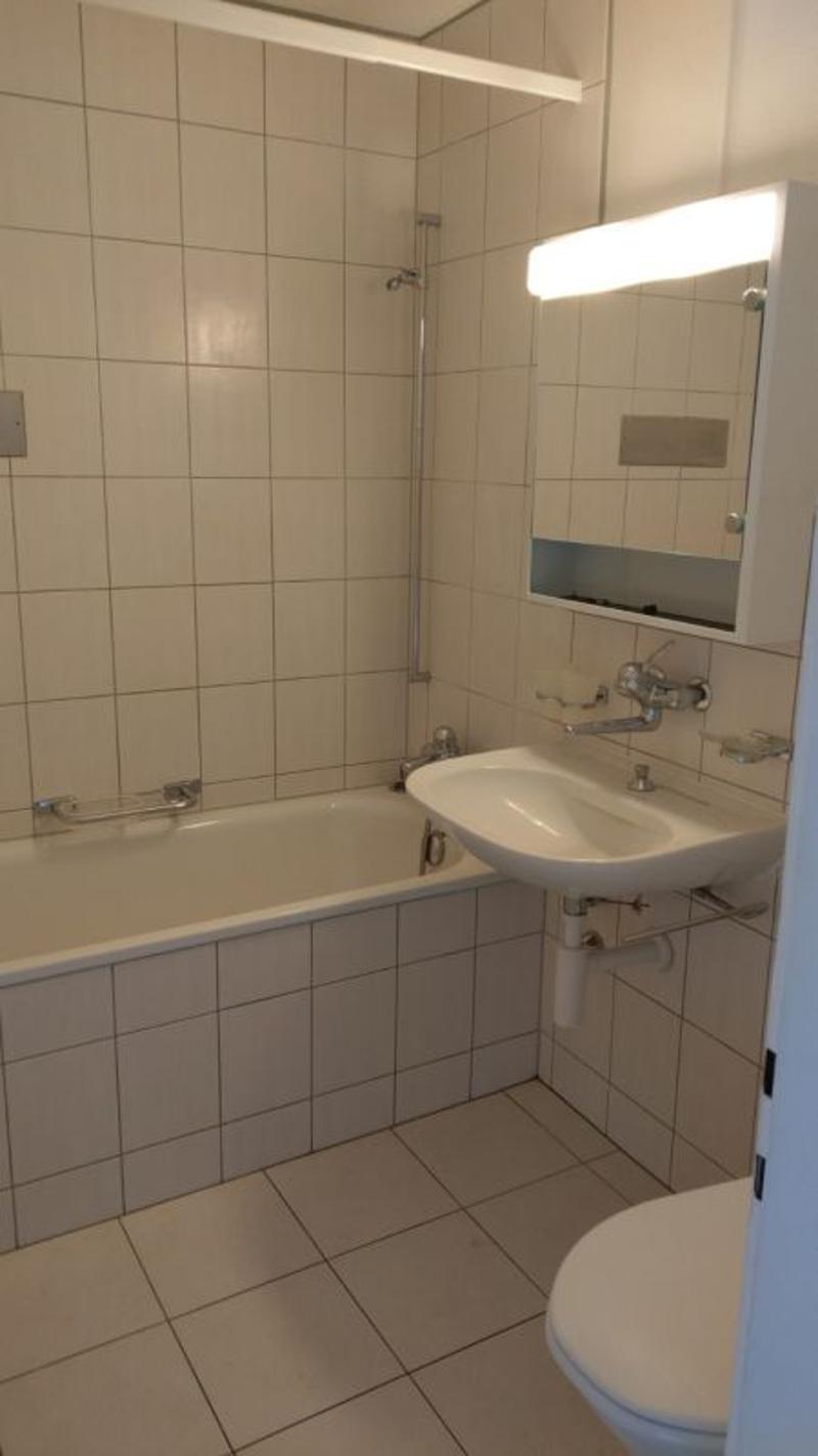 Teilsanierte 3.5-Zimmer-Wohnung mitten in Biel zu vermieten (5)
