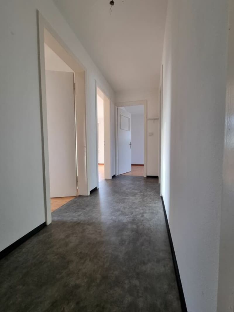 Teilsanierte 3-Zimmerwohnung mit Balkon in Lengnau zu vermieten (4)