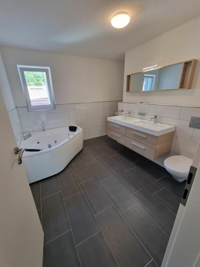Neuwertige 5.5-Zimmerwohnung mit Balkon in Meinisberg zu vermieten (3)