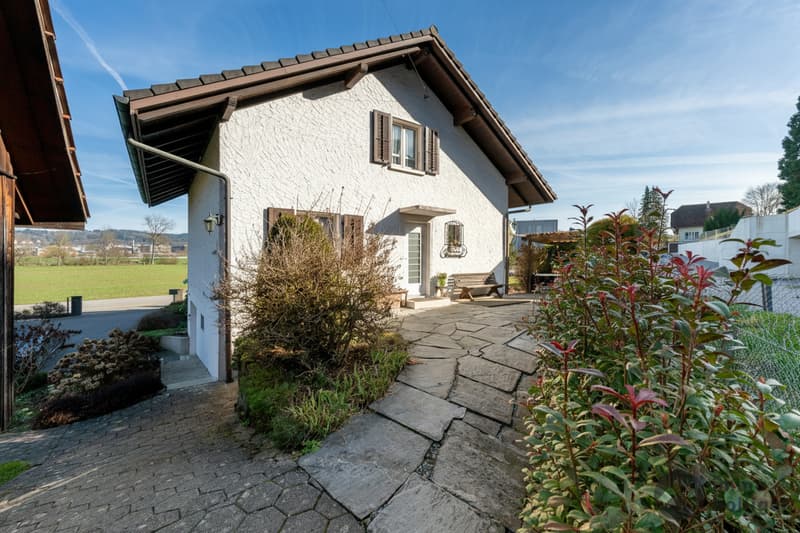 A home with large surroundings & space for ideas (3)