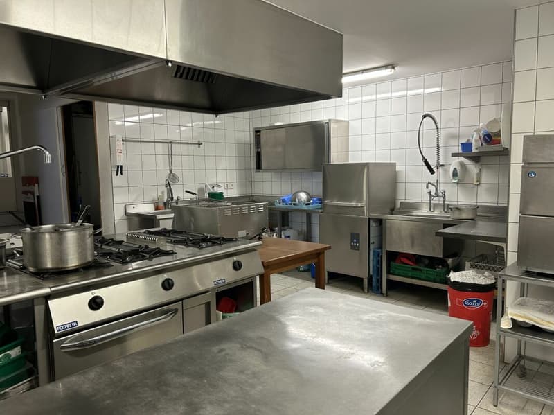 Restaurant idéalement situé (13)