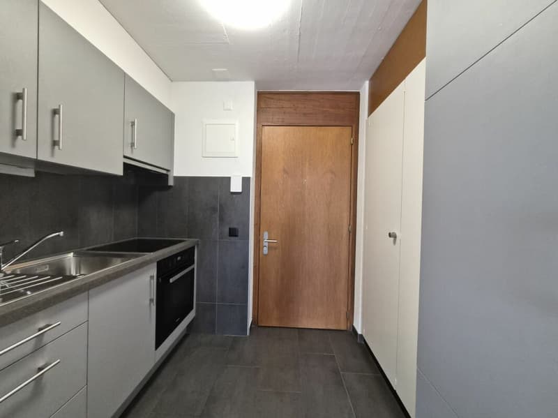 Studio rénové avec encadrement et vue sur le lac au 3ème étage (4)