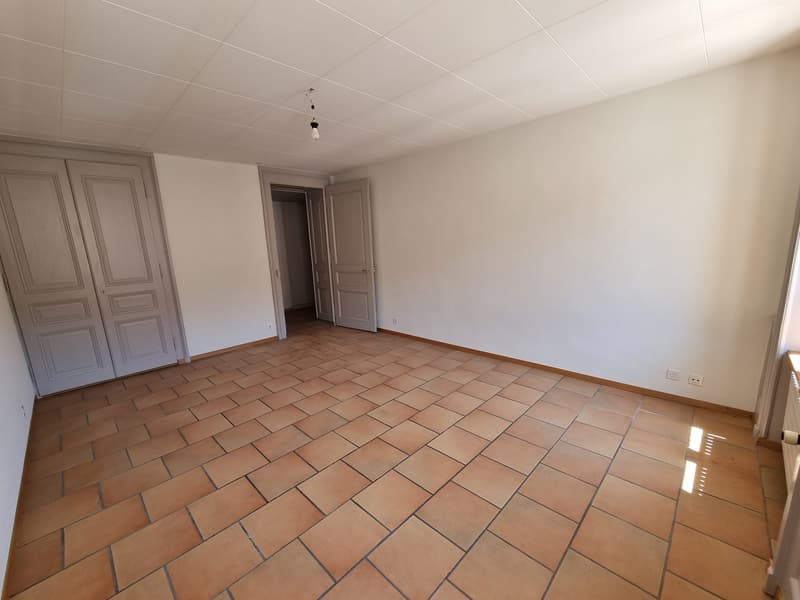 Joli appartement partiellement rénové de 4,5 pièces avec balcon et jardin commun (3)