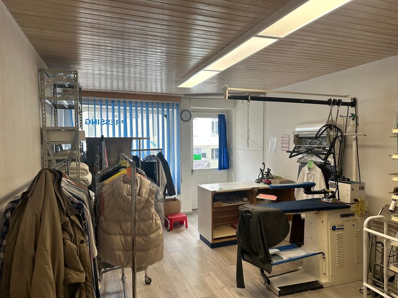 Petit local commercial avec vitrine au coeur de Romont (2)