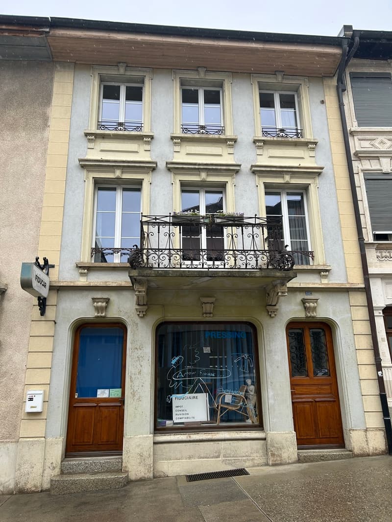 Petit local commercial avec vitrine au coeur de Romont (6)