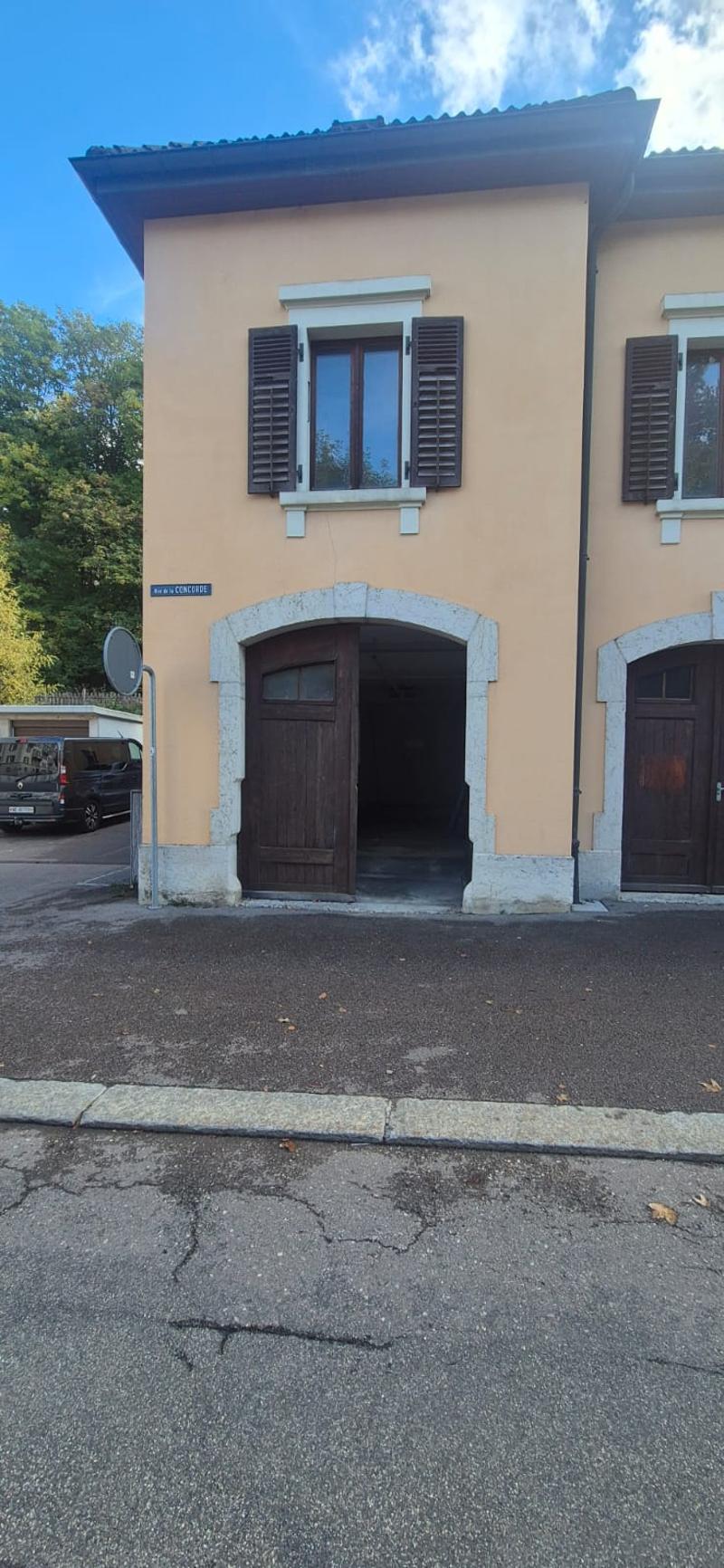 Local commercial avec espace de stockage à louer – Le Locle (2)