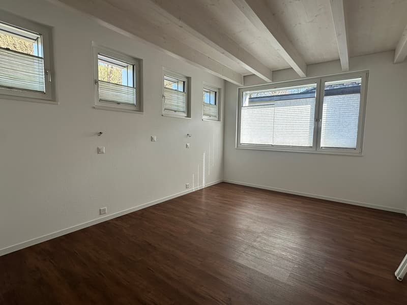 empty room, wooden floor, white walls, 4 windows, power outlets