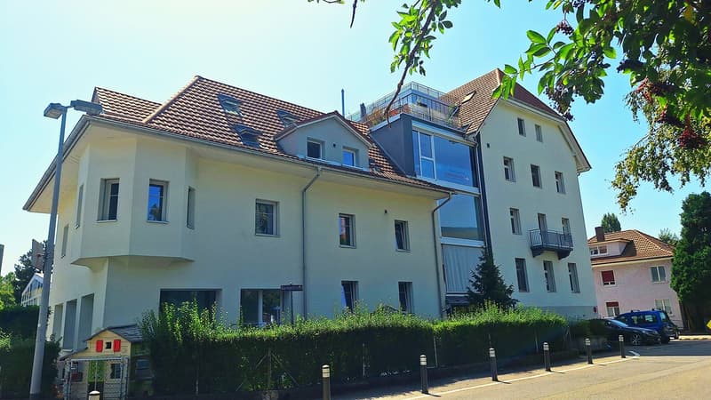 Moderne Gewerberäume mit Balkon in Nidau (1)
