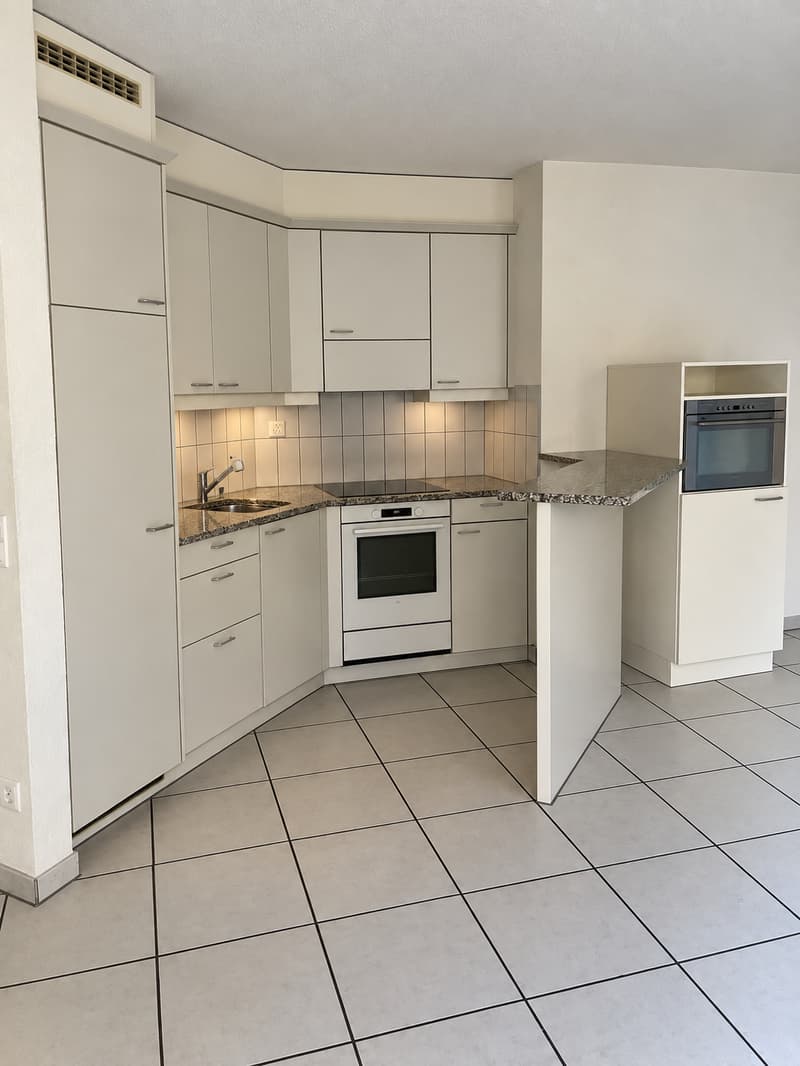 Charmant appartement de 2.5 pièces avec balcon et place de parc intérieure (2)