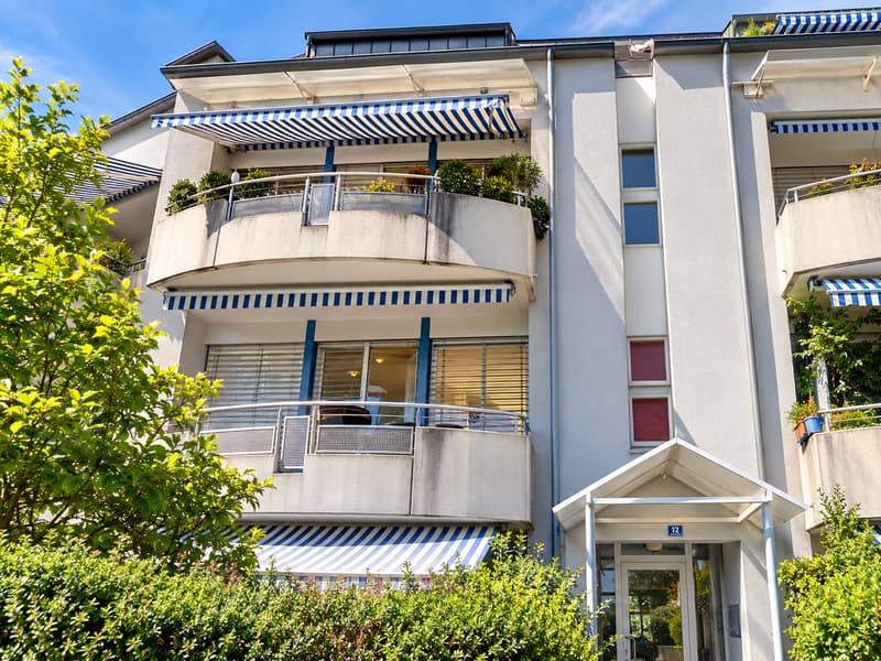 Charmant appartement de 2.5 pièces avec balcon et place de parc intérieure (1)