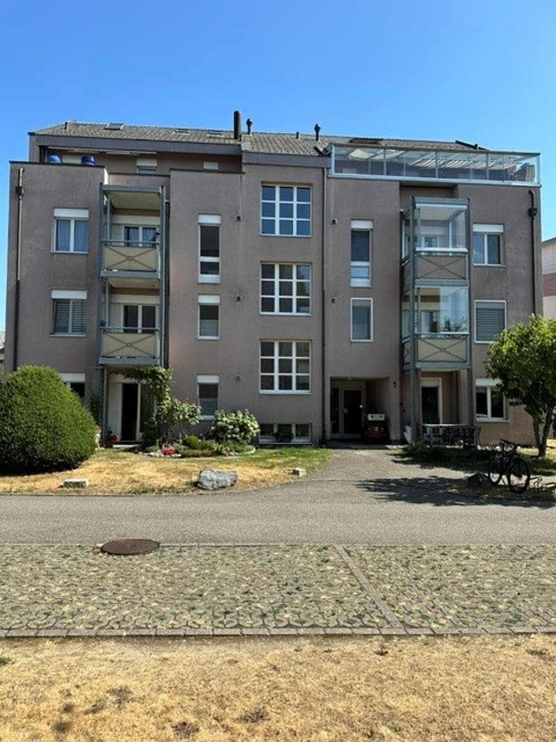 Schöne 4.5-Zimmer-Wohnung mit 2 Balkonen, Keller und Einstellhallenplatz (1)