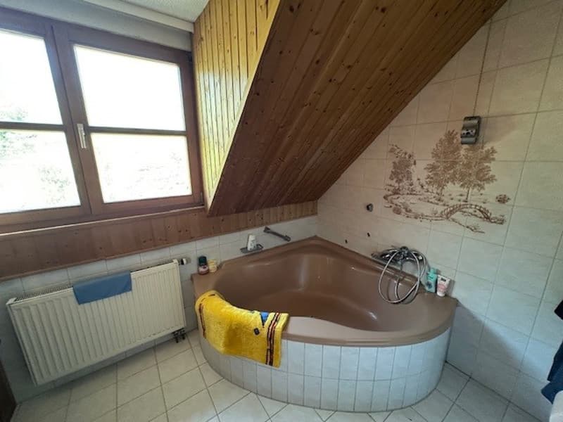 Bad im OG mit Wanne, Doppellavabo, WC. Im EG befindet sich WC Dusche