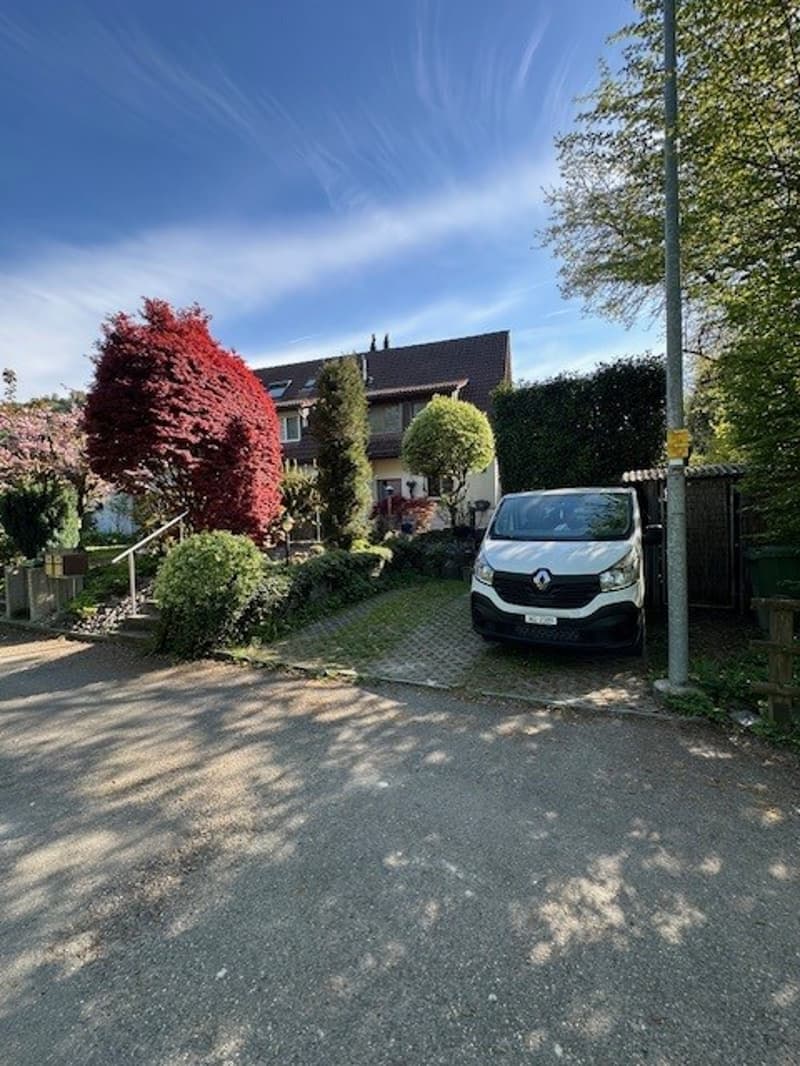 2 Autoabstellplätze vor dem Haus