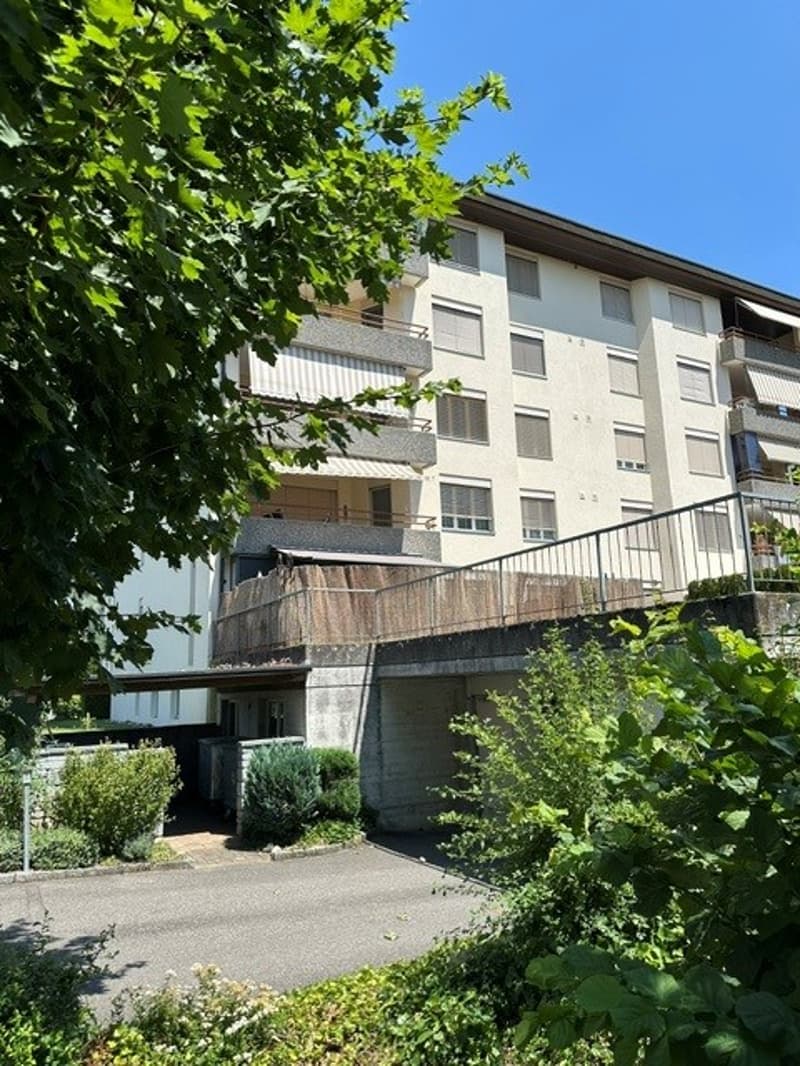 Balkon mit runtergelassener Store links, 2. OG