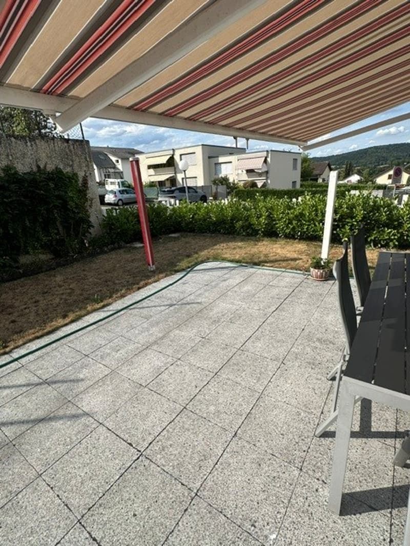 Die geschützte Terrasse mit pflegeleichtem Garten